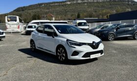 RENAULT CLIO V EN FINITION EVOLUTION REVERSIBLE E-TECH FULL HYBRID 145 CH
